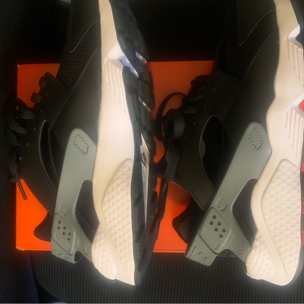 Nike Huarache Size 9 - Black white and grey